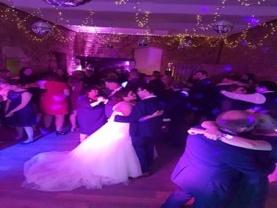 Picture of Geoff Ryder working at a wedding