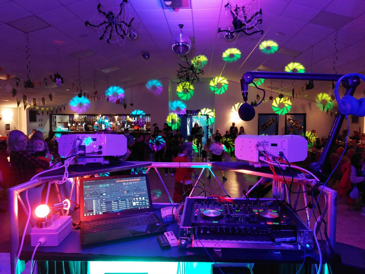 Picture of Martin Thompson working at a wedding